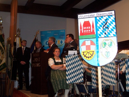 Redner auf der Bühne, seitlich