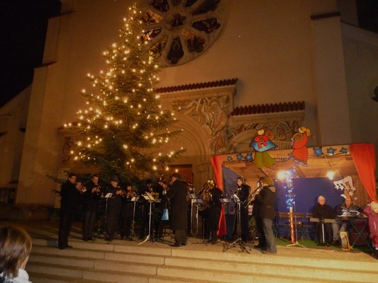 Musikgruppe vor Kirche Maria Schutz in Pasing
