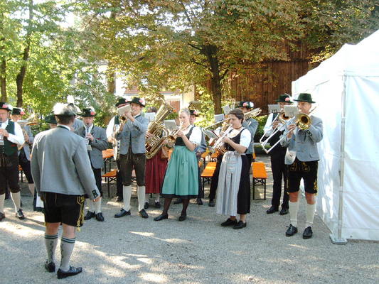 Platz vor Festzeltstand, Standkonzert Bild 1