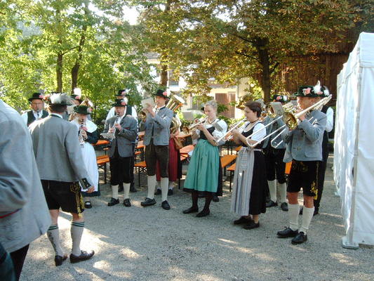 Platz vor Festzeltstand, Standkonzert Bild 2