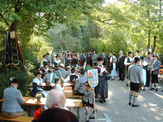 Platz vor Festzelt mit neuem Taferl