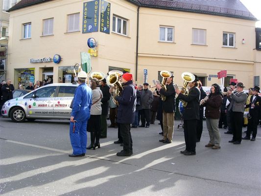Stau beim Faschingsumzug