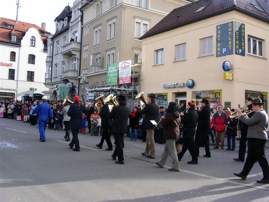 Weitermarsch beim Faschingsumzug