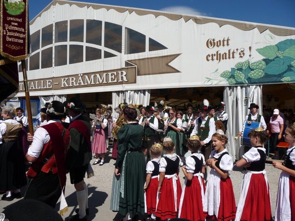 Festzugende, Einspielen der Gäste