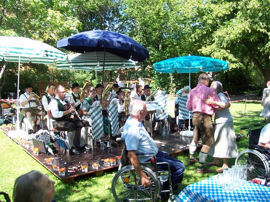 Kapelle und Publikum in Aktion