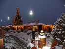 Weinachtsmarkt vor dem Möbelhaus